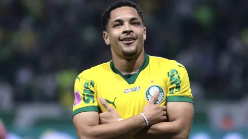Vitor Roque jogador do Palmeiras comemora seu gol durante partida contra o Bragantino no estadio Arena Allianz Parque pelo campeonato Brasileiro A 2025. Foto: Marcello Zambrana/AGIF