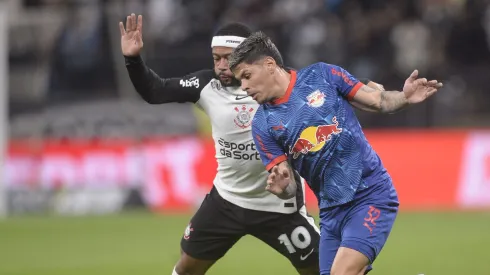 Jugador de Memphis Depay Corinthians durante un partido contra Bragantino en el estadio Arena Corinthians por el campeonato Brasileño A 2025. Foto: Alan Morici/AGIF