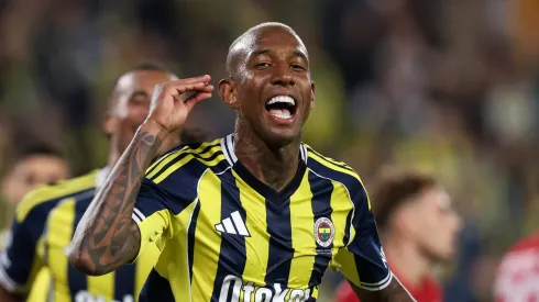 Anderson Talisca, meia-atacante do Grêmio em partida pelo campeonato brasileiro (Foto: Ahmad Mora/Getty Images)