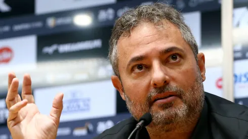 Alexandre Mattos antes de apresentação na Vila Belmiro.