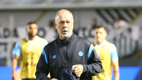 Mano Menezes na Vila Belmiro para uma partida do Grêmio pelo Brasileirão