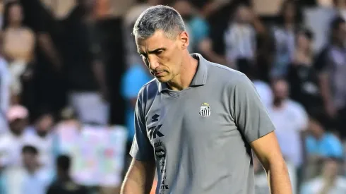Juan Pablo Vojvoda tecnico do Santos lamenta empate contra o Fortaleza no estadio Vila Belmiro pelo campeonato Brasileiro A 2025. Foto: Jota Erre/AGIF