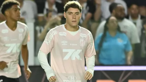 SP – SANTOS – 15/10/2025 – BRASILEIRO A 2025, SANTOS X CORINTHIANS – Benjamin Rollheiser jogador do Santos durante aquecimento antes da partida contra o Corinthians no estadio Vila Belmiro pelo campeonato Brasileiro A 2025. Foto: Jota Erre/AGIF