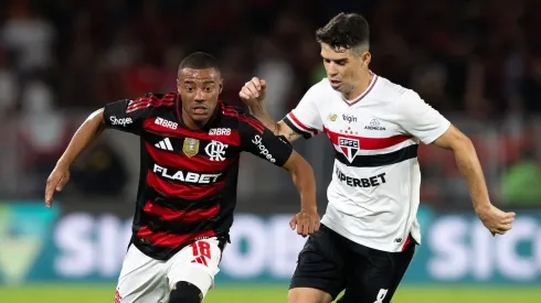 De La Cruz, jugador de Flamengo, disputa una candidatura con Oscar, jugador de Sao Paulo, durante un partido en el estadio Maracaná por el campeonato brasileño A 2025. Foto: Jorge Rodrigues/AGIF