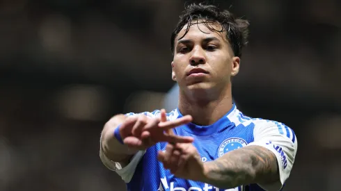El jugador del Cruzeiro Kaio Jorge celebra su gol durante el partido contra el Atlético-MG en el estadio Arena MRV del campeonato Copa Do Brasil 2025. Foto: Gilson Lobo/AGIF
