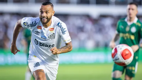 Guilherme jogador do Santos durante partida contra o Palmeiras – Foto: Abner Dourado/AGIF