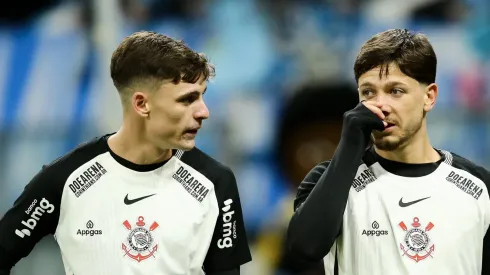 Breno Bidon ao lado de Garro em jogo do Timão.