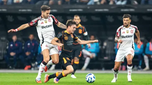 Falta em Breno Bidon, do Corinthians, em jogo contra o Flamengo na Neo Química Arena, válido pelo Brasileirão 2025 | Crédito: Alamy Live News