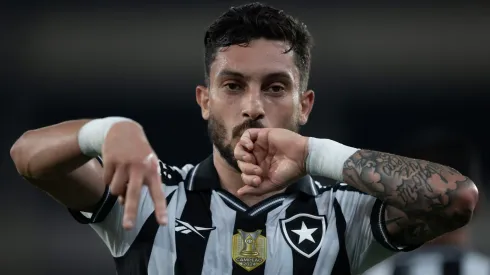Alex Telles jogador do Botafogo comemora seu gol durante partida contra o Vasco – Foto: Jorge Rodrigues/AGIF