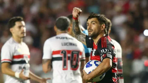 SP – SANTOS – 05/11/2025 – BRASILEIRO A 2025, SAO PAULO X FLAMENGO – De Arrascaeta jogador do Flamengo comemora seu gol durante partida contra o Sao Paulo no estadio Vila Belmiro pelo campeonato Brasileiro A 2025. Foto: Mauricio De Souza/AGIF