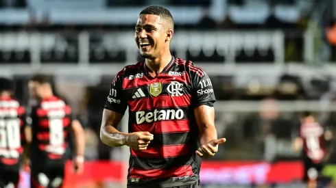 SP – SANTOS – 05/11/2025 – BRASILEIRO A 2025, SAO PAULO X FLAMENGO – Samuel Lino jogador do Flamengo comemora seu gol durante partida contra o Sao Paulo no estadio Vila Belmiro pelo campeonato Brasileiro A 2025. Foto: Jota Erre/AGIF