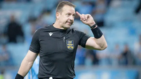 RS – PORTO ALEGRE – 05/11/2025 – BRASILEIRO A 2025, GREMIO X CRUZEIRO – O arbitro Lucas Paulo Torezin durante partida entre Gremio e Cruzeiro no estadio Arena do Gremio pelo campeonato Brasileiro A 2025. Foto: Maxi Franzoi/AGIF