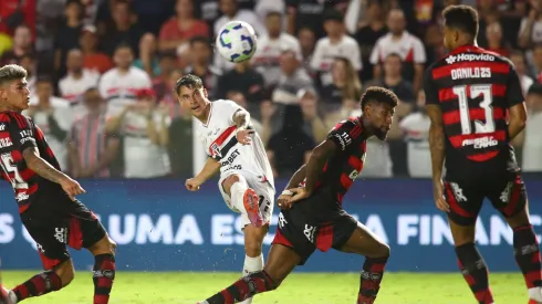 Ferreirinha, jogador do Sao Paulo, durante partida contra o Flamengo no estadio Vila Belmiro pelo campeonato Brasileiro A 2025. Foto: Mauricio De Souza/AGIF