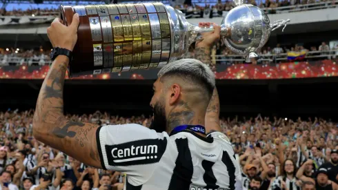 RIO DE JANEIRO, BRAZIL – DECEMBER 08: Alexander Barboza of Botafogo shows the Libertadores champions trophy after a match between Botafogo and Sao Paulo as part of Brasileirao 2024 at Estadio Olímpico Nilton Santos on December 08, 2024 in Rio de Janeiro, Brazil. (Photo by Buda Mendes/Getty Images)