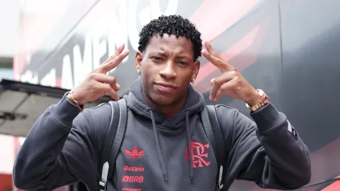 Plata durante embarque da delegação rubro-negra