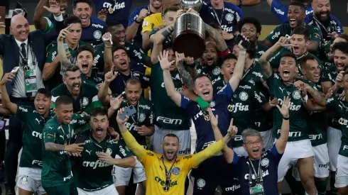 RIO DE JANEIRO, BRAZIL – JANUARY 30: Felipe Melo and Gustavo Gomez of Palmeiras lift the Copa CONMEBOL Libertadores trophy after the final of Copa CONMEBOL Libertadores 2020 between Palmeiras and Santos at Maracanã Stadium on January 30, 2021 in Rio de Janeiro, Brazil. (Photo by Silvia Izquierdo – Pool/Getty Images)