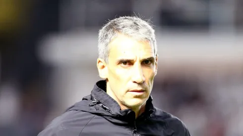 Vojvoda durante jogo do Peixe na Vila Belmiro.