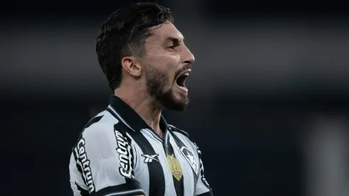 Lateral deu a sua opinião – Foto: Jorge Rodrigues/AGIF.