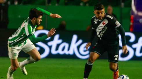 RS – CAXIAS DO SUL – 20/08/2025 – BRASILEIRO A 2025, JUVENTUDE X VASCO – Gabriel Taliari jogador do Juventude disputa lance com Victor Luis jogador do Vasco durante partida no estadio Alfredo Jaconi pelo campeonato Brasileiro A 2025. Foto: Luiz Erbes/AGIF