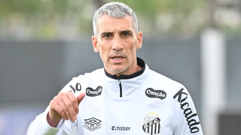 Vojvoda, técnico do Santos, durante treino no Centro de Treinamento CT Rei Pele. Foto: Jota Erre/AGIF