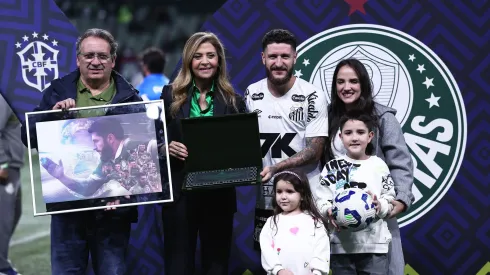 SP – SAO PAULO – 06/11/2025 – BRASILEIRO A 2025, PALMEIRAS X SANTOS – Ze Rafael jogador do Santos recebe homenagem do Palmeiras, seu ex clube, antes de partida contra o Palmeiras no estadio Arena Allianz Parque pelo campeonato Brasileiro A 2025. Foto: Ettore Chiereguini/AGIF