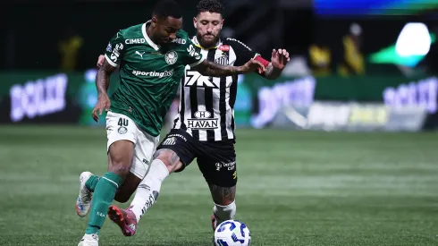 SP – SAO PAULO – 06/11/2025 – BRASILEIRO A 2025, PALMEIRAS X SANTOS – Allan jogador do Palmeiras disputa lance com Ze Rafael jogador do Santos durante partida no estadio Arena Allianz Parque pelo campeonato Brasileiro A 2025. Foto: Ettore Chiereguini/AGIF