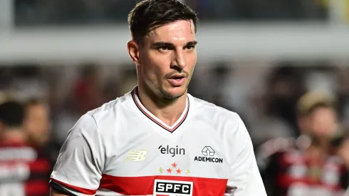 SP – SANTOS – 05/11/2025 – BRASILEIRO A 2025, SAO PAULO X FLAMENGO – Cedric jogador do Sao Paulo durante partida contra o Flamengo no estadio Vila Belmiro pelo campeonato Brasileiro A 2025. Foto: Jota Erre/AGIF