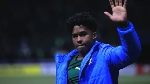 SP – SAO PAULO – 30/05/2024 – COPA LIBERTADORES 2024, PALMEIRAS X SAN LORENZO – Endrick jogador do Palmeiras se despede de sua torcida apos partida contra o San Lorenzo no estadio Arena Allianz Parque pelo campeonato Copa Libertadores 2024. Foto: Ettore Chiereguini/AGIF