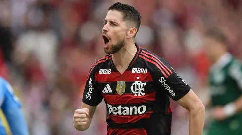 Jorginho vibra ao marcar na vitória do Flamengo diante do Palmeiras no Maracanã