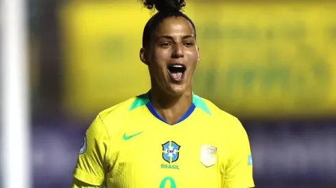 Amanda Gutierres com a Amarelinha. Foto: Lívia Villas Boas/CBF