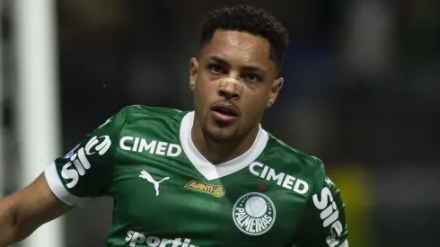 Vitor Roque brilhou ao marcar dois gols contra o Santos em vitória no Allianz Parque