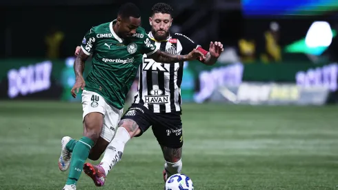 Allan, jogador do Palmeiras, disputa lance com Zé Rafael, jogador do Santos durante partida no estadio Arena Allianz Parque pelo campeonato Brasileiro A 2025. Foto: Ettore Chiereguini/AGIF