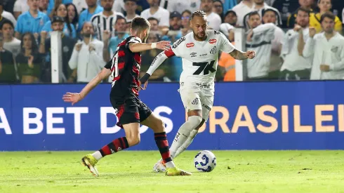 Neymar Jr, jogador do Santos, durante partida contra o Flamengo no estadio Vila Belmiro pelo campeonato Brasileiro A 2025. Foto: Mauricio De Souza/AGIF