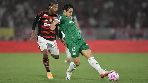 RJ – RIO DE JANEIRO – 19/10/2025 – BRASILEIRO A 2025, FLAMENGO X PALMEIRAS – Raphael Veiga jogador do Palmeiras durante partida contra o Flamengo no estadio Maracana pelo campeonato Brasileiro A 2025. Foto: Thiago Ribeiro/AGIF