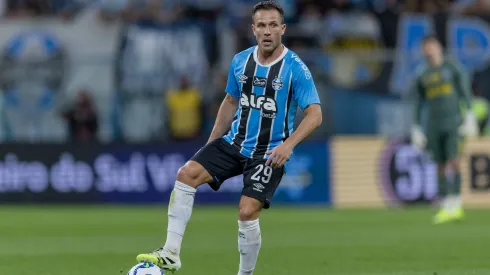 RS – PORTO ALEGRE – 05/11/2025 – BRASILEIRO A 2025, GREMIO X CRUZEIRO – Arthur jogador do Gremio durante partida contra o Cruzeiro no estadio Arena do Gremio pelo campeonato Brasileiro A 2025. Foto: Liamara Polli/AGIF