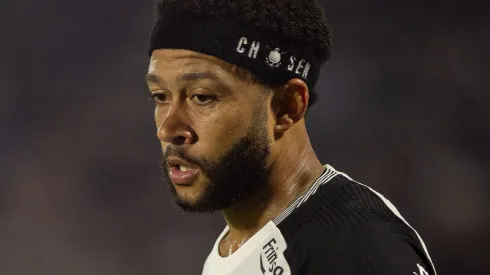 Memphis Depay pode virar desfalque do Corinthians contra o São Paulo.