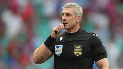 O arbitro Anderson Daronco durante partida entre Bahia e Palmeiras no estadio Fonte Nova pelo campeonato Brasileiro A 2025. Foto: Jhony Pinho/AGIF