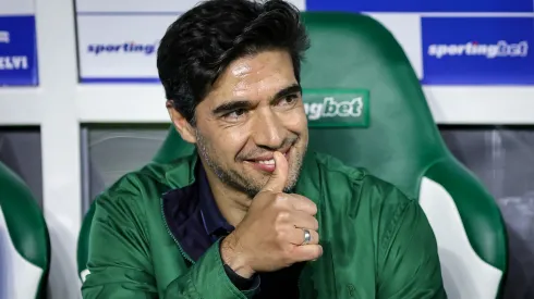 Abel Ferreira durante a partida entre Palmeiras x Santos – Foto: Fabio Giannelli/AGIF