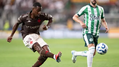 Cuesta, jogador do Vasco, durante partida contra o Juventude no estadio Sao Januario pelo campeonato Brasileiro A 2025. Foto: Jorge Rodrigues/AGIF
