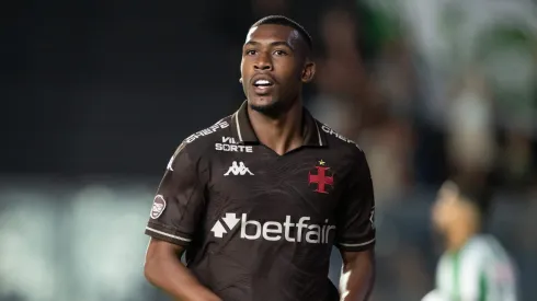 Rayan jogador do Vasco comemora seu gol durante partida contra o Juventude no estadio Sao Januario pelo campeonato Brasileiro A 2025. Foto: Jorge Rodrigues/AGIF
