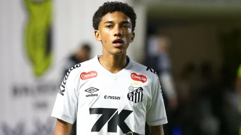 Robinho Jr. vem evoluindo e busca protagonismo no Santos.