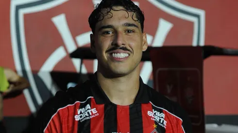 BA – SALVADOR – 05/11/2025 – BRASILEIRO A 2025, VITORIA X INTERNACIONAL – Lucas Halter jogador do Vitoria durante partida contra o Internacional no estadio Barradao pelo campeonato Brasileiro A 2025. Foto: Jhony Pinho/AGIF
