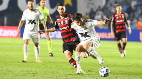 Alvaro Barreal jogador do Santos durante partida contra o Flamengo no estadio Vila Belmiro pelo campeonato Brasileiro A 2025. Foto: Mauricio De Souza/AGIF