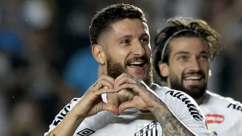 Zé Rafael é o maestro do meio-campo do Santos