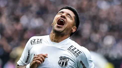 SP – SAO PAULO – 09/11/2025 – BRASILEIRO A 2025, CORINTHIANS X CEARA – Galeano jogador do Ceara comemora seu gol durante partida contra o Corinthians no estadio Arena Corinthians pelo campeonato Brasileiro A 2025. Foto: Fabio Giannelli/AGIF