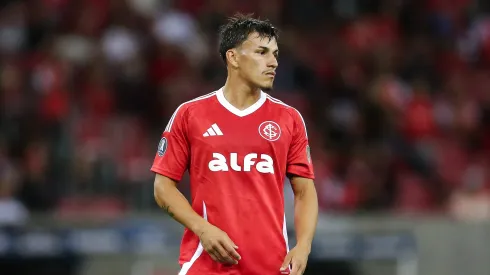 Alexandro Bernabei, lateral-esquerdo do Inter em partida pelo campeonato brasileiro (Foto: Pedro H. Tesch/Getty Images)