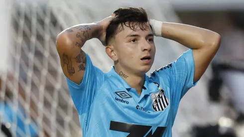 Barreal lamenta durante partida do Santos – (Photo by Miguel Schincariol/Getty Images)