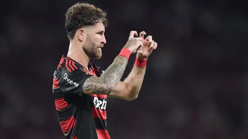 Leo Pereira, jogador do Flamengo, comemora gol durante partida contra o Sport no estadio Maracana pelo campeonato Brasileiro A 2025. Foto: Thiago Ribeiro/AGIF