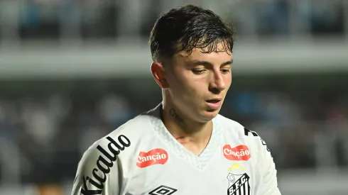 Alvaro Barreal jogador do Santos durante partida contra o Corinthians no estadio Vila Belmiro pelo campeonato Brasileiro A 2025. Foto: Jota Erre/AGIF