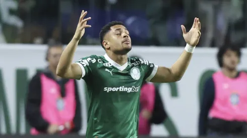 Vitor Roque, atacante do Palmeiras em partida pelo campeonato brasileiro (Foto: Alexandre Schneider/Getty Images)